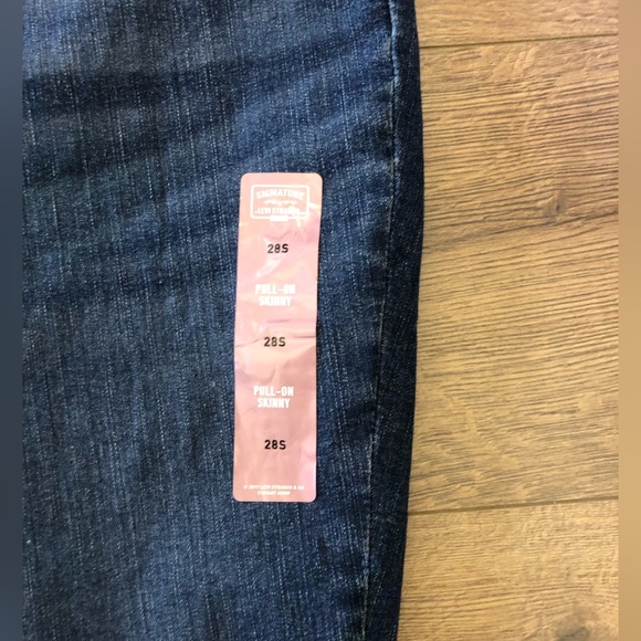 NWT LEVIS SIGNATURE PULL ON SKINNY JEANS IN SIZE 39/28 with two back pocket - Picture 4 of 6